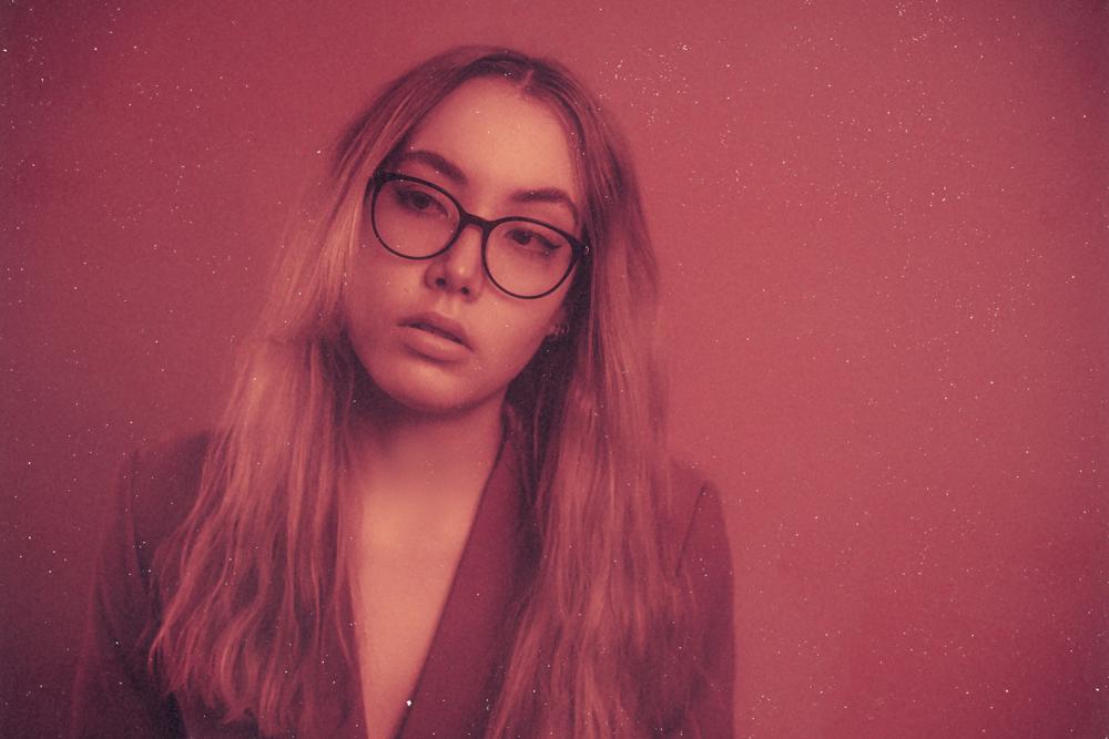 Sophie Szklarska has released a new single titled 'Favorite'